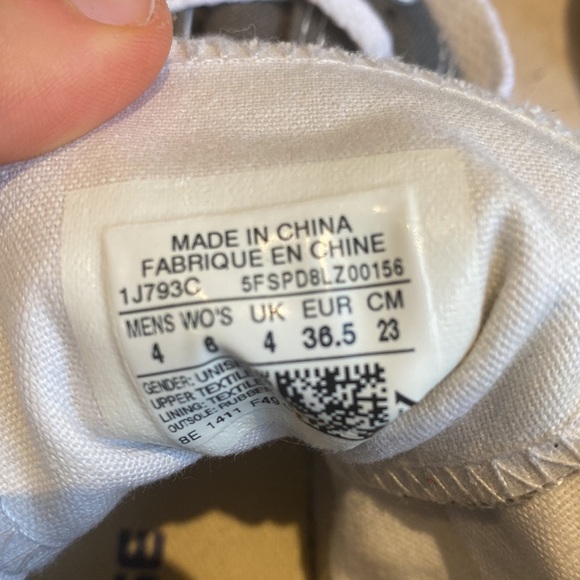 Grey High-Top Converse Size 6 Women’s / 4 Men’s - Picture 6 of 6